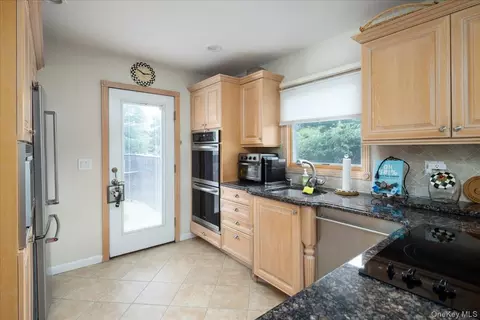 Kitchen - 19 Jerold St, Plainview, NY 11803 photo 1 of 2