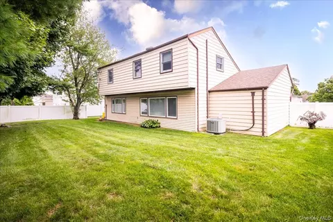 Exterior - 19 Jerold St, Plainview, NY 11803 photo 6 of 7
