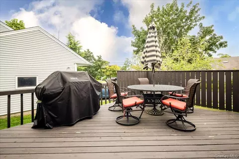Exterior - 19 Jerold St, Plainview, NY 11803 photo 4 of 7