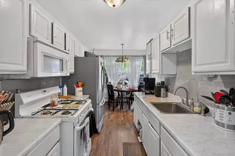 Entry Way - 50 Hampton Ct, Wallkill, NY 12589 photo 3 of 4