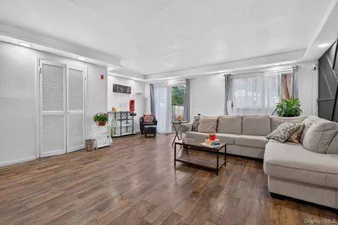 Living - 50 Hampton Ct, Wallkill, NY 12589 photo 2 of 2