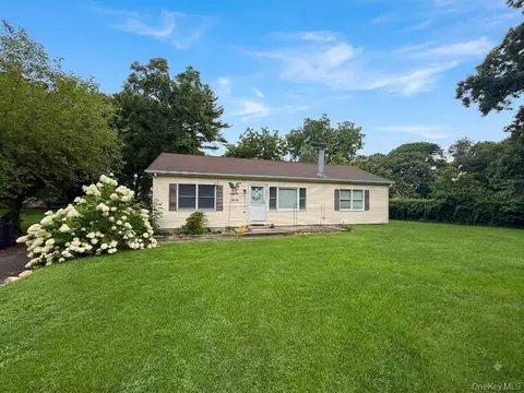 72 Locust Ave, Oakdale, NY 11769