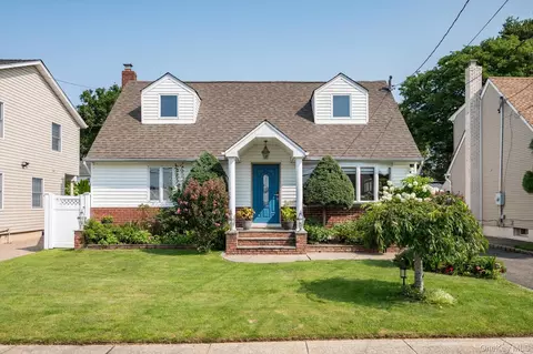944 Cathedral Ave, Franklin Square, NY 11010