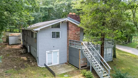 142 Fish Cove Rd, Southampton, NY 11968