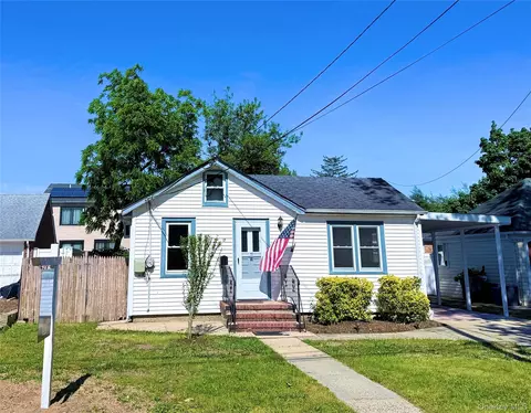 17 W 2nd St, Deer Park, NY 11729