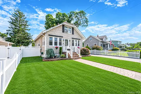 14 Andrew Ave, Islip Terrace, NY 11752