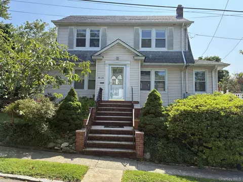 4634 Iris Ln, North Hempstead, NY 11020