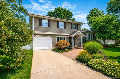 41 Chelsea Pl, Deer Park, NY 11729