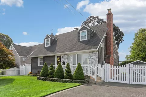 2606 7th Ave, East Meadow, NY 11554