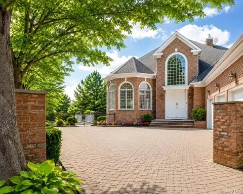 63 Charney Ct, North Hempstead, NY 11030