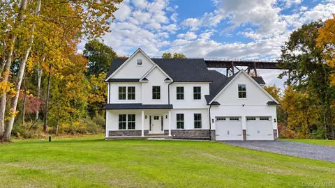 4 Rosewood Ln, Cornwall, NY 12553