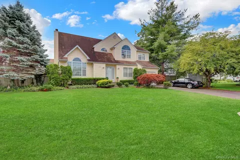 1453 7th St, West Babylon, NY 11704