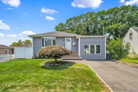 257 N Alleghany Ave, Lindenhurst, NY 11757