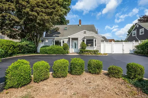 9 Academy Ln, Levittown, NY 11756