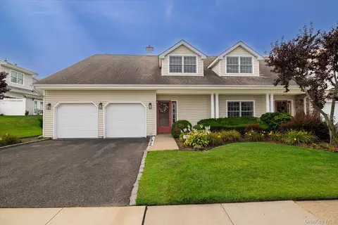 196 Pond View Dr, North Hempstead, NY 11050