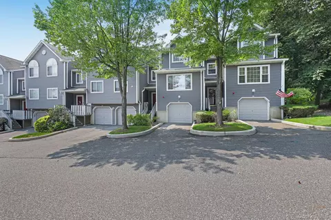 25 Skyline Ter, Clarkstown, NY 10954
