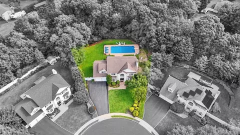 5 Sky View Ct, Hauppauge, NY 11788