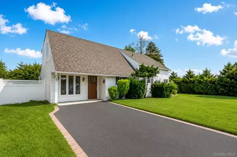 85 Twin Ln N, Wantagh, NY 11793