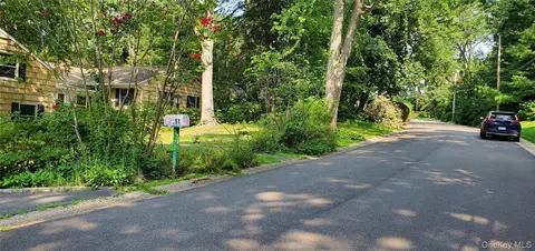51 The Hemlocks Roslyn Ests, North Hempstead, NY 11576
