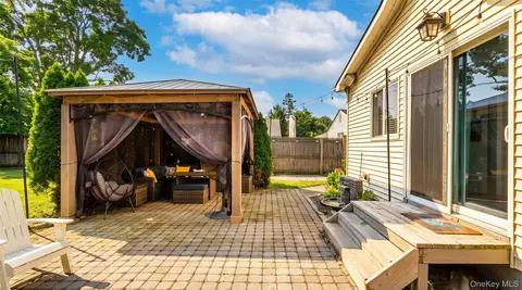 Exterior - 27 Wood Ave, Patchogue, NY 11772 photo 4 of 8