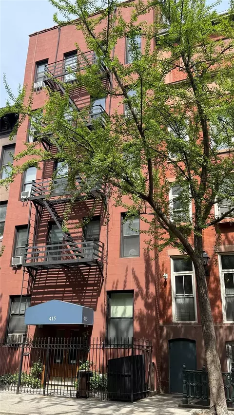 415 W 46 St #2D, New York, NY 10036