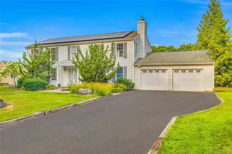 8 High Meadow Ln, Riverhead, NY 11901