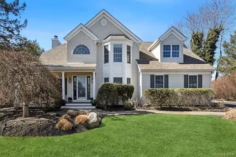 5 Kenwood Ln, Saint James, NY 11780