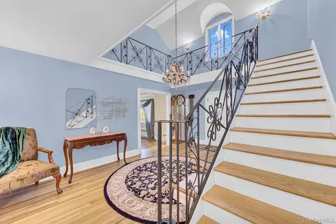 Entry Way - 64 E Roe Blvd, Brookhaven, NY 11788 photo 2 of 5