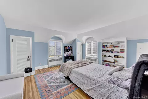 Bedroom - 64 E Roe Blvd, Brookhaven, NY 11788 photo 1 of 6