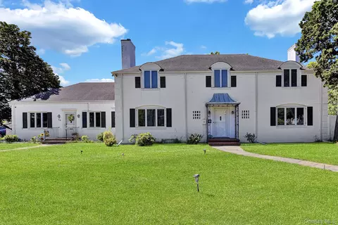 64 E Roe Blvd, Brookhaven, NY 11788