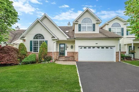 153 Constantine Way #153, Mount Sinai, NY 11766