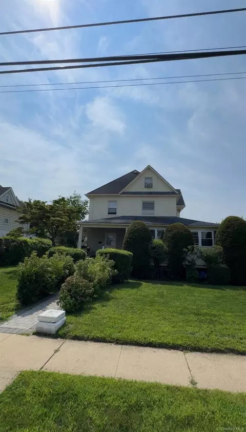107 Whaley St, Freeport, NY 11520