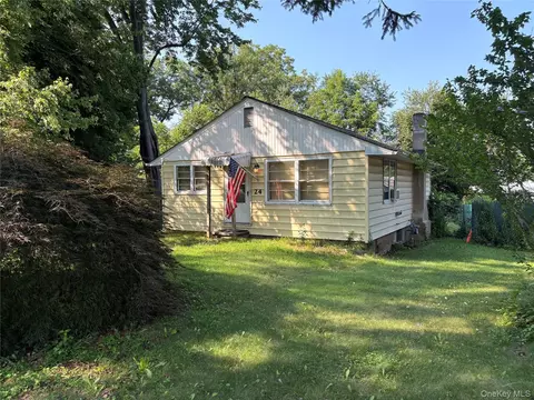 24 Maple St, Greenwood Lake, NY 10925