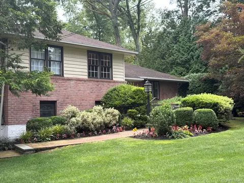 12 Robin Ln, Huntington, NY 11743