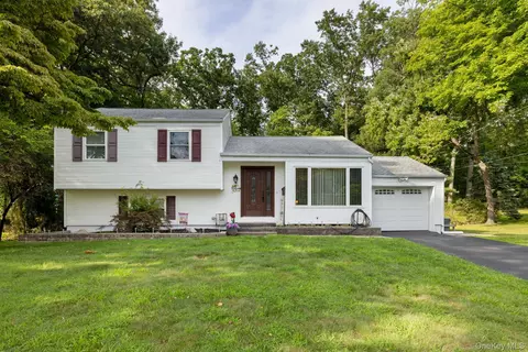 7 Windmill Ln, Clarkstown, NY 10956