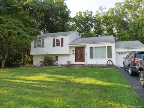 7 Windmill Ln, Clarkstown, NY 10956