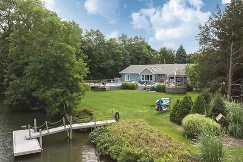 225 Lakeside Dr S, Southold, NY 11971