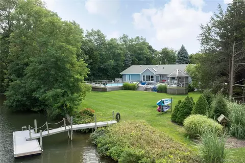 225 Lakeside Dr S, Southold, NY 11971