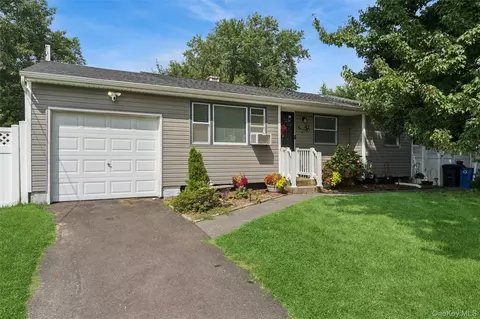 52 Larry Rd S, Selden, NY 11784