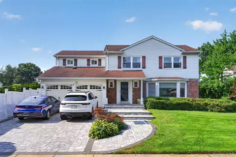2 Foxhurst Ct, North Hempstead, NY 11040