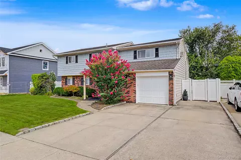16 Hunt Pl, Bethpage, NY 11714