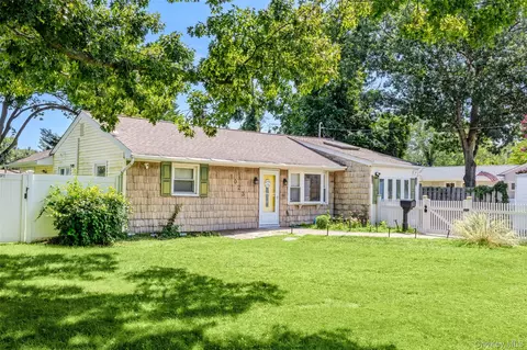 1023 Udall Rd, Bay Shore, NY 11706