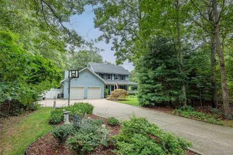116 Head Of The Neck Rd, Manorville, NY 11949