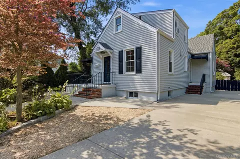 32 Franklin Ave, Sea Cliff, NY 11579