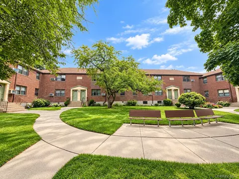 57-48 246th Cres #C8, Douglaston, NY 11362