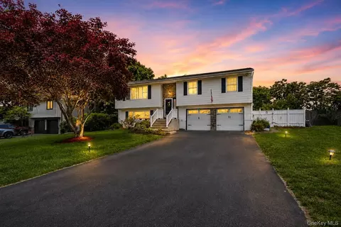 15 Guernsey Dr, New Windsor, NY 12553