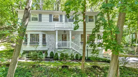 107 Fleets Cove Rd, Huntington, NY 11743
