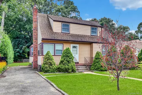 127 Decker Ave, Merrick, NY 11566