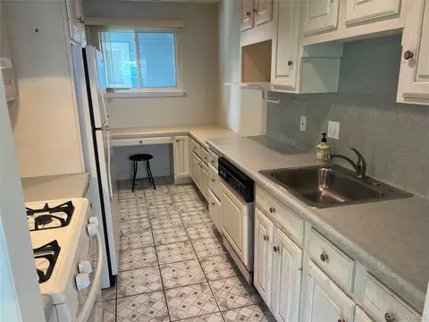 Kitchen - 401 Commons Way #D, Fishkill, NY 12524 photo 1 of 3
