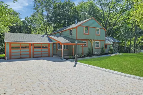 556 Babbling Brook Ln, Clarkstown, NY 10989